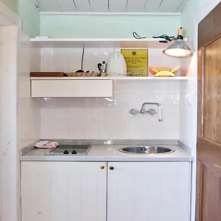 Sleeps 2 Pool Air Con 马格拉新堡